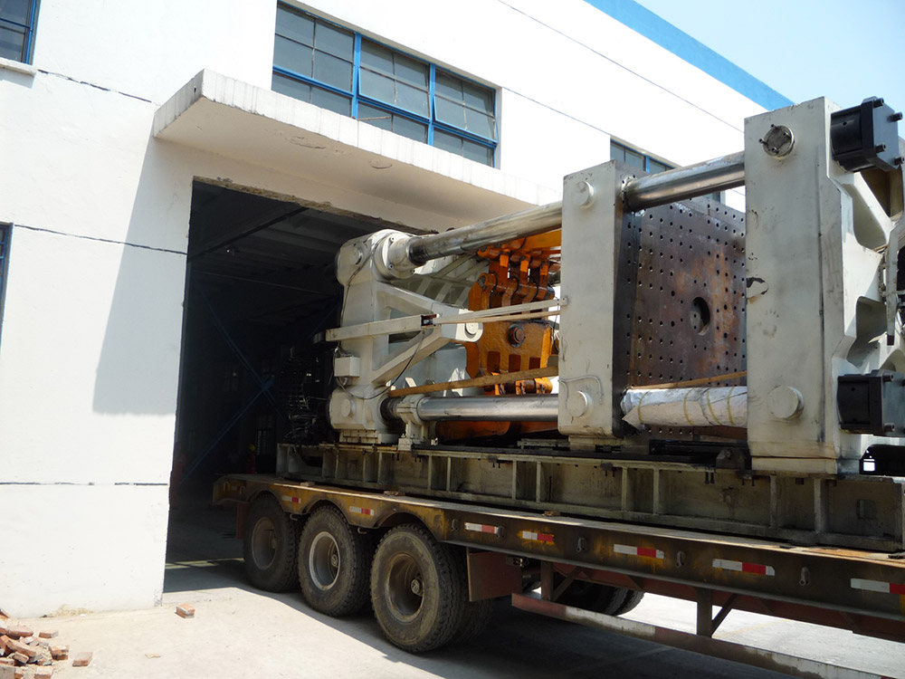 注塑機設(shè)備搬運吊裝