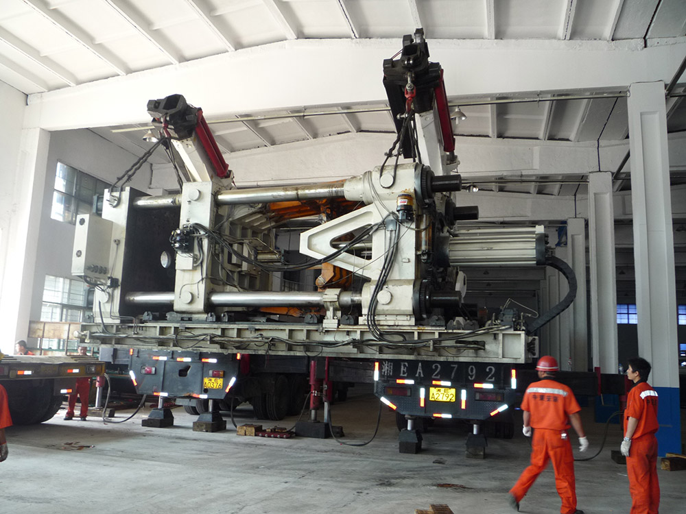 注塑機設(shè)備搬運吊裝